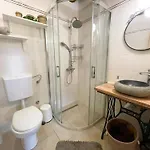Vakantiehuis Adorable With Swimming Pool